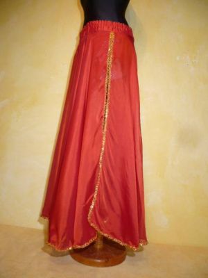 Tellerrock aus rotem Chiffon mit goldfarbenen Borten