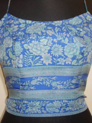 Seidenstringtop blau mit zartem Blumenprint