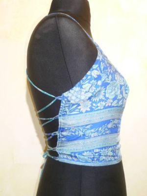 Seidenstringtop blau mit zartem Blumenprint