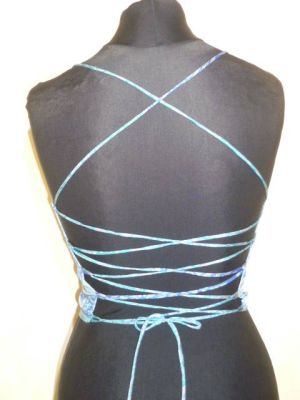 Seidenstringtop blau mit zartem Blumenprint