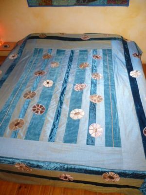 Tagesdecke mit Samtstreifen und Blütenapplikationen
