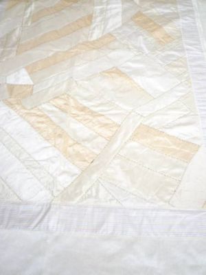 Tagesdecke 'Patchwork' weiß-creme - mit vier Kissenbezügen
