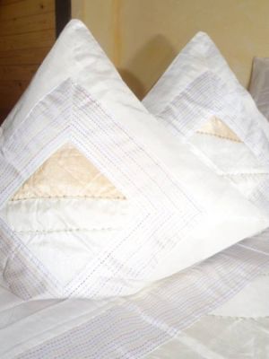 Tagesdecke 'Patchwork' weiß-creme - mit vier Kissenbezügen