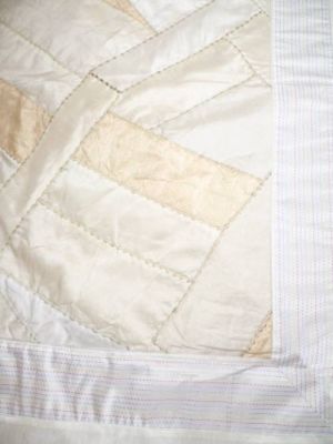 Tagesdecke 'Patchwork' weiß-creme - mit vier Kissenbezügen