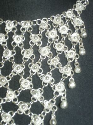 Kleines Collier mit Blütendesign