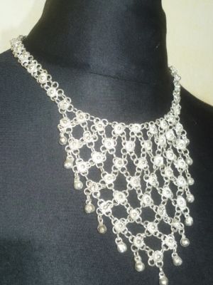 Kleines Collier mit Blütendesign