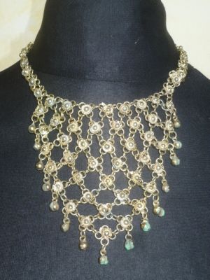 Kleines Collier mit Blütendesign