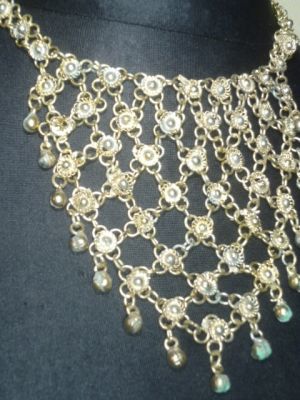 Kleines Collier mit Blütendesign