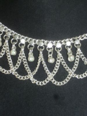 Filigranes Collier mit Glöckchen