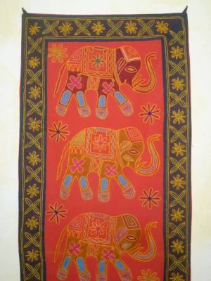 Wandbehang mit Elefanten-Motiv rot mit schwarzem Rand