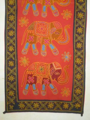 Wandbehang mit Elefanten-Motiv rot mit schwarzem Rand