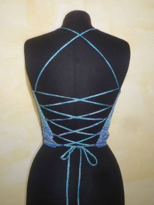 Seidenstringtop türkis-blau mit zartem Blumenprint