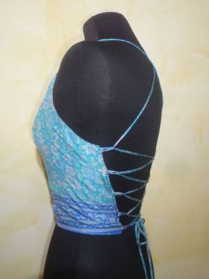Seidenstringtop türkis-blau mit zartem Blumenprint