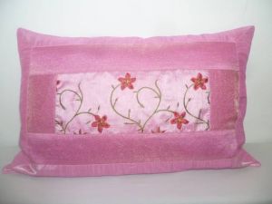 Kissenbezug 50x70 - rosa mit Brokatborte und Blütenstickerei