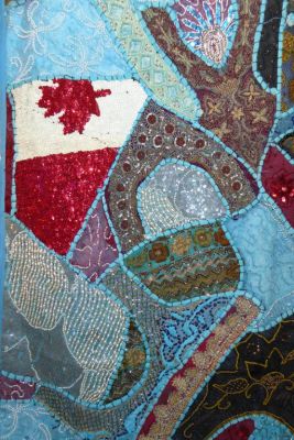 Wandbehang 'Patchwork' hellblau mit üppiger Perlenstickerei