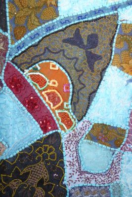 Wandbehang 'Patchwork' hellblau mit üppiger Perlenstickerei