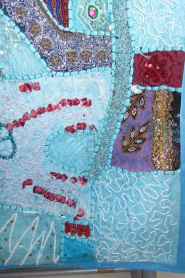 Wandbehang 'Patchwork' hellblau mit üppiger Perlenstickerei