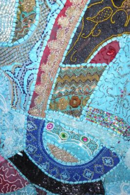 Wandbehang 'Patchwork' hellblau mit üppiger Perlenstickerei