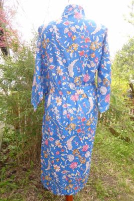 Morgenmantel aus Baumwolle blau mit Blumenprint