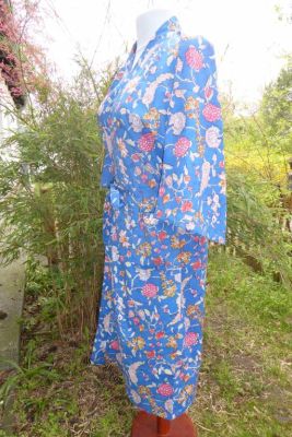Morgenmantel aus Baumwolle blau mit Blumenprint