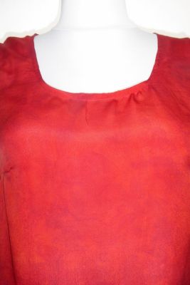 Sommertop 'Dhanya' aus roter Crepeseide