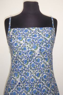 Feminines Sommerkleid aus Baumwolle mit blauen Blumen