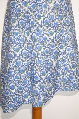 Feminines Sommerkleid aus Baumwolle mit blauen Blumen