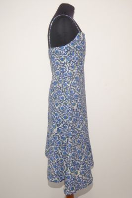 Feminines Sommerkleid aus Baumwolle mit blauen Blumen