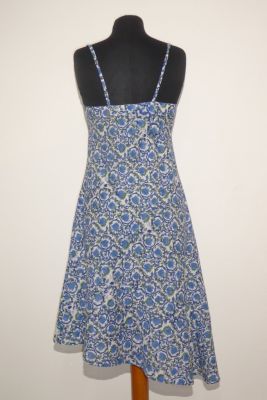 Feminines Sommerkleid aus Baumwolle mit blauen Blumen