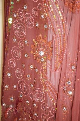 Dupatta Georgette rotbraun mit grünen Pailletten