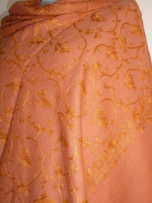Wollschal corall-orange mit filigraner all-over-Stickerei