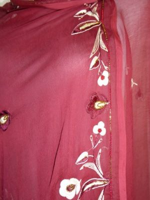 Dupatta Seidenchiffon weinrot mit weißer Stickerei