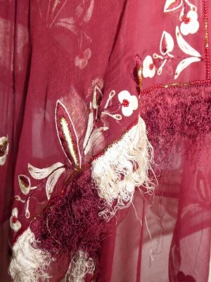 Dupatta Seidenchiffon weinrot mit weißer Stickerei