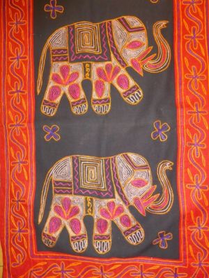 Wandbehang mit Elefanten-Motiv schwarz mit rotem Rand