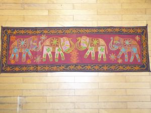Indischer Wandbehang mit Elefanten-Motiv weiß mit blauem Rand