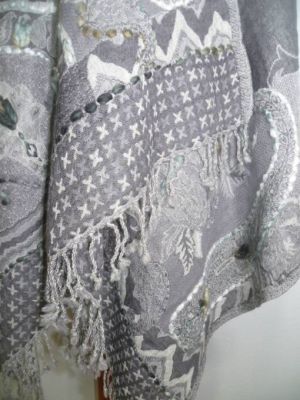Wollschal 'boiled wool' bestickt grau-hellgrau I
