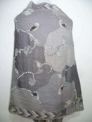 Wollschal 'boiled wool' bestickt grau-hellgrau I