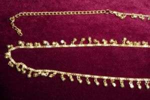 Bauchkette aus goldfarbenem Metall mit Glöckchen
