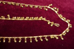 Bauchkette aus goldfarbenem Metall mit Glöckchen