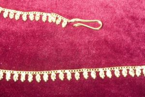 Bauchkette aus goldfarbenem Metall