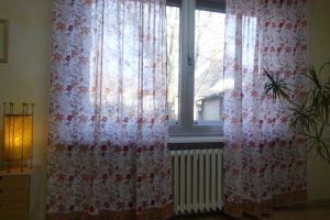 Gardinenschal 'Jaipur' aus feiner Baumwolle mit Blumenprint - weiß-rot