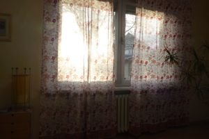 Gardinenschal 'Jaipur' aus feiner Baumwolle mit Blumenprint - weiß-rot