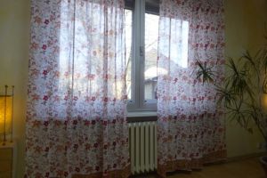 Gardinenschal 'Jaipur' aus feiner Baumwolle mit Blumenprint - weiß-rot
