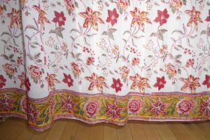 Gardinenschal 'Jaipur' aus feiner Baumwolle mit Blumenprint - weiß-rot