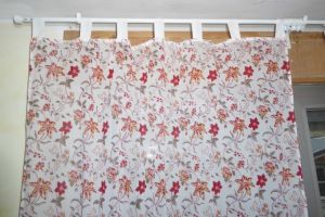 Gardinenschal 'Jaipur' aus feiner Baumwolle mit Blumenprint - weiß-rot