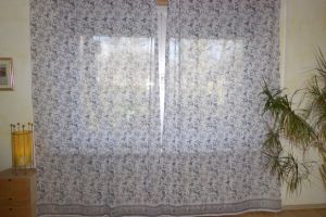 Gardinenschal 'Jaipur' aus feiner Baumwolle mit Blumenprint - weiß-blau