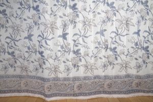 Gardinenschal 'Jaipur' aus feiner Baumwolle mit Blumenprint - weiß-blau