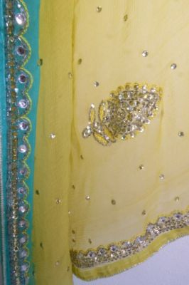 Seidensari gelb-türkis mit Silberborten