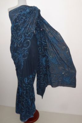 Dunkelblauer filigran bestickter Sari aus Seidengeorgette