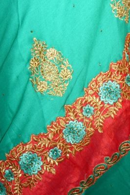 Smaragdgrüner Chiffonasari mit roten Borten